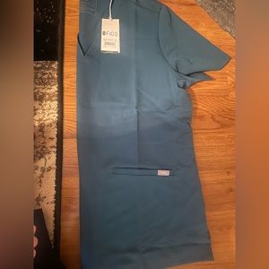 Figs 3 pocket scrub top. Size XL. NWT